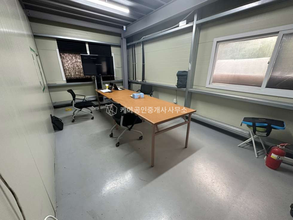 경기 고양일산서구 대화동 1동 일산서구 대화동 위치좋고 주거지역안에 있는 관리잘된 넓은 평 수 2종근생 창고 임대 월세 매물번호 10112 사진 4