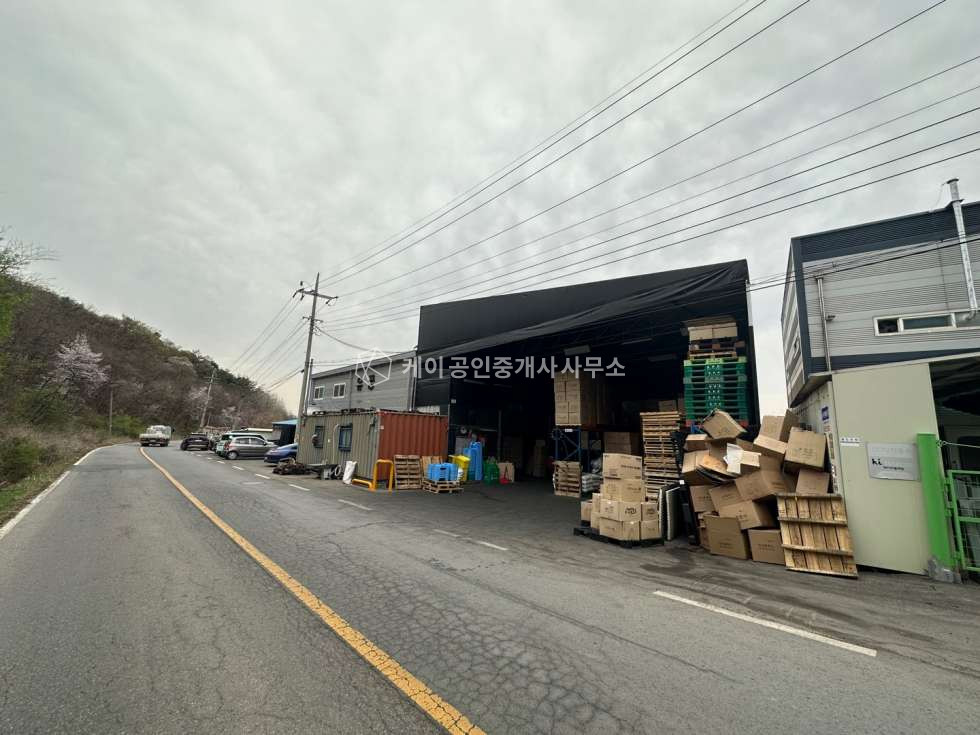 경기 파주시 조리읍 뇌조리 1동 파주 조리읍 뇌조리 도로변에 바로 접하고 50평X3동 2종근생 창고 일괄 매매 매매 매물번호 10106 사진 1