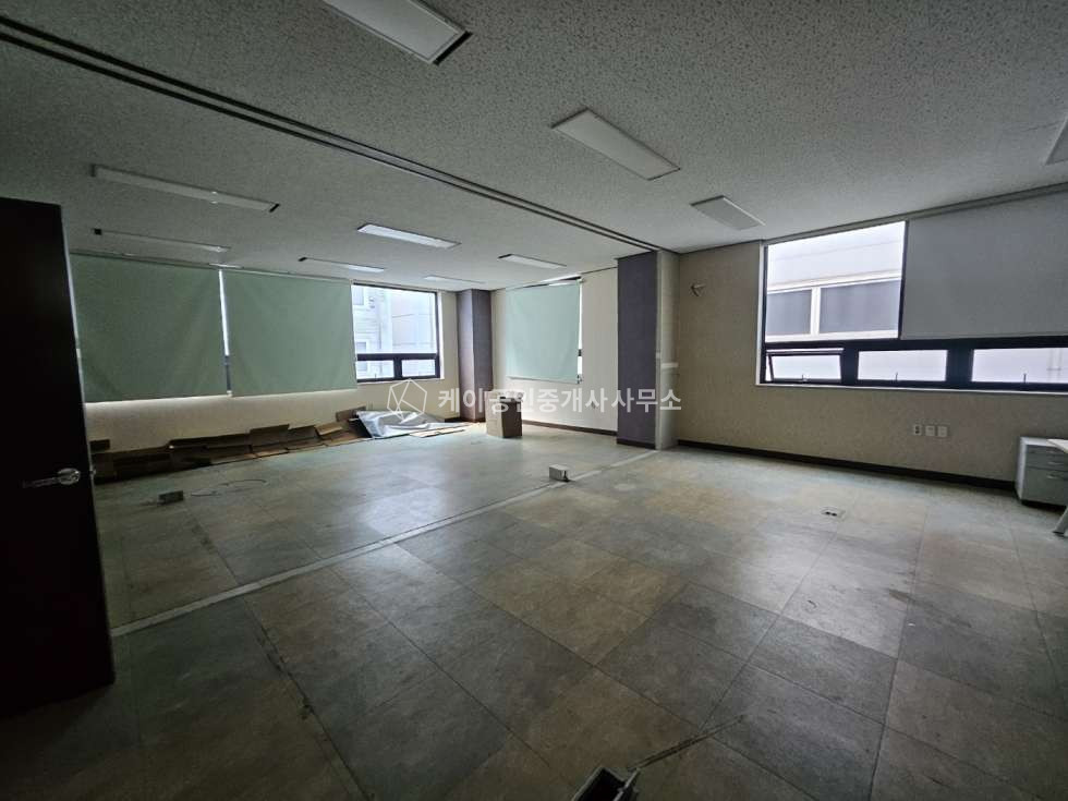 경기 김포시 양촌읍 학운리 1동 4차선대로변접, 단독마당, 전차량진입가능,내부사무실O, 깔끔한 공장 월세 매물번호 11043 사진 9