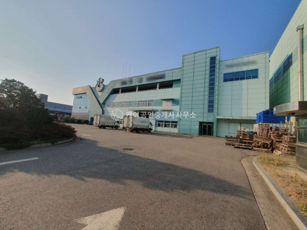 인천 검단구 오류동 1동 마당 넓고 연면적 많은 3층 단독공장, 대로변 코너 위치, 관리 잘 되어있는 공장 매매 매물번호 11277 사진 1