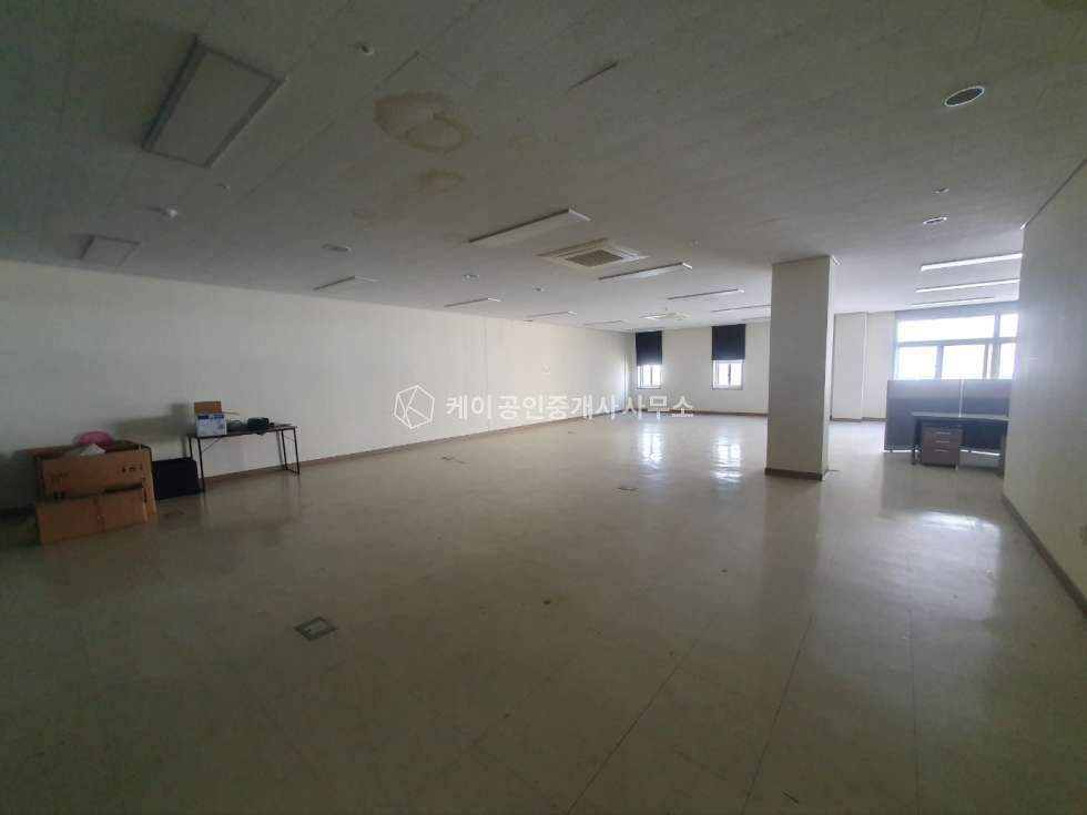 인천 검단구 오류동 1동 마당 넓고 연면적 많은 3층 단독공장, 대로변 코너 위치, 관리 잘 되어있는 공장 매매 매물번호 11277 사진 16