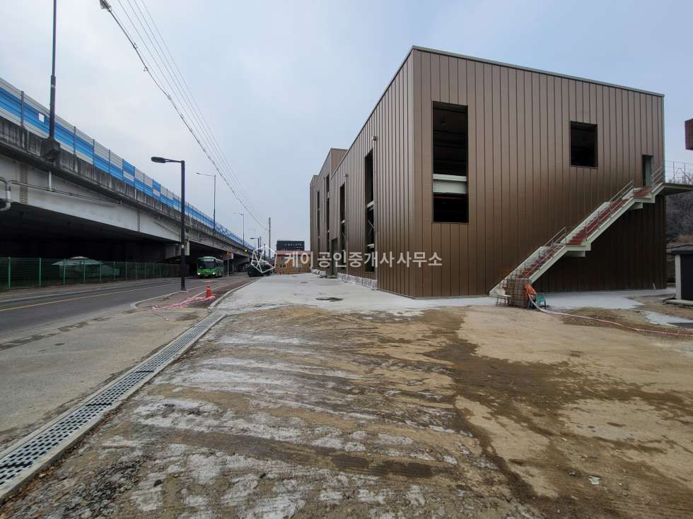 경기 고양덕양구 현천동 서울 상암동 DMC 인접, 덕양구 신축 대형창고, 연 434평, 강변북로 진입 3분, 경의중앙선 대중교통 이용가능, 사옥형 물류창고, 스튜디오 등 다양한 업종추천 월세 매물번호 11422 사진 14