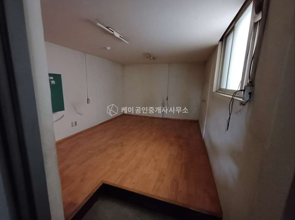 인천 남동구 고잔동 임대면적 260평, 바닥공사 깔끔한 공장, 층고 5m, 즉시 입주 가능 월세 매물번호 11703 사진 6