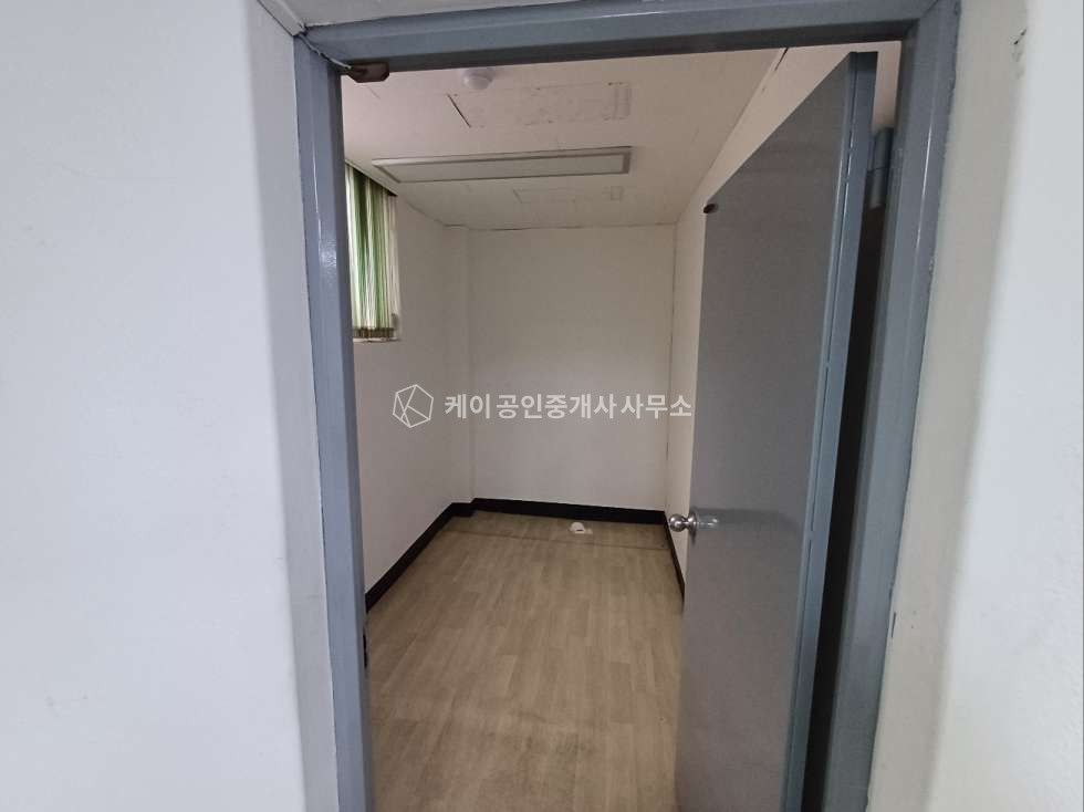 인천 남동구 고잔동 임대면적 260평, 바닥공사 깔끔한 공장, 층고 5m, 즉시 입주 가능 월세 매물번호 11703 사진 16