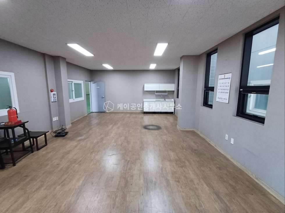 인천 서해구 원창동 C동 북항 인근, 230평 창고 공장, 사무실, 샤워실, 트레일러 내부 진입 가능 월세 매물번호 11880 사진 8