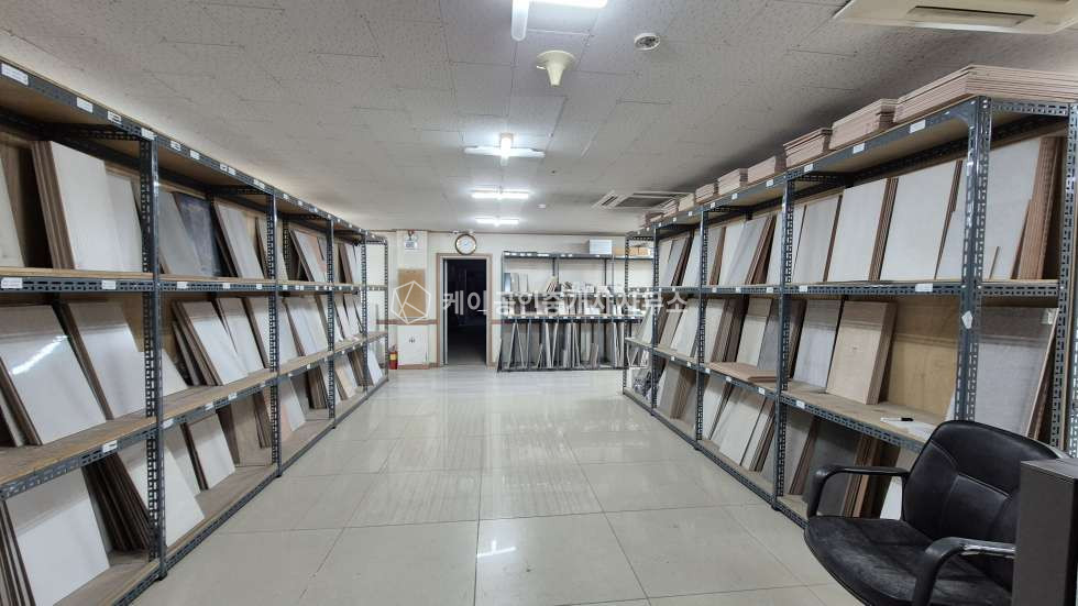 경기 고양덕양구 원흥동 4차선 도로접, 450평 사옥,성사IC 4분, 대형차량진입가능, 내부사무실,화장실 월세 매물번호 11546 사진 9
