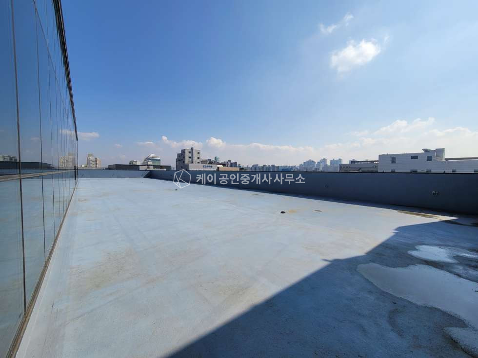 경기 파주시 목동동 골든에셋타워동 환상적인 탑층 야외테라스 200평, 통유리 광고효과 대형실내 190평, 넉넉한 광폭주차장, 홈플러스 상권 월세 매물번호 10579 사진 2