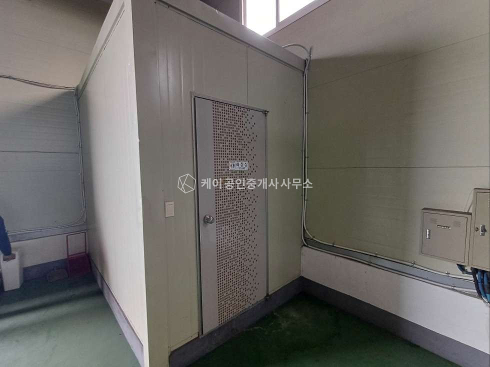 경기 시흥시 금이동 연면적 119평, 제조시설, 창고 추천. 넓은 마당, 대형차 진입 월활, 호이스트 있음 매매 매물번호 11831 사진 4