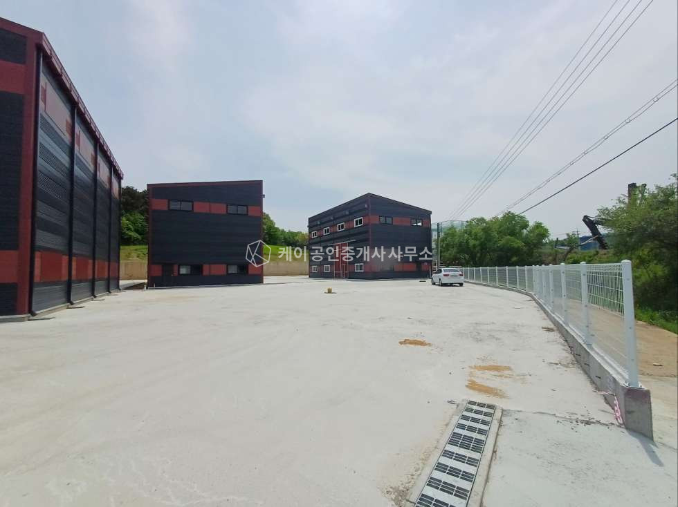 경기 김포시 월곶면 갈산리 대지 978평, 건축 120평+가설300평, 25년 5월 준공 예정, 창고 및 근생 시설, 도로변 접함 매매 매물번호 12060 사진 2