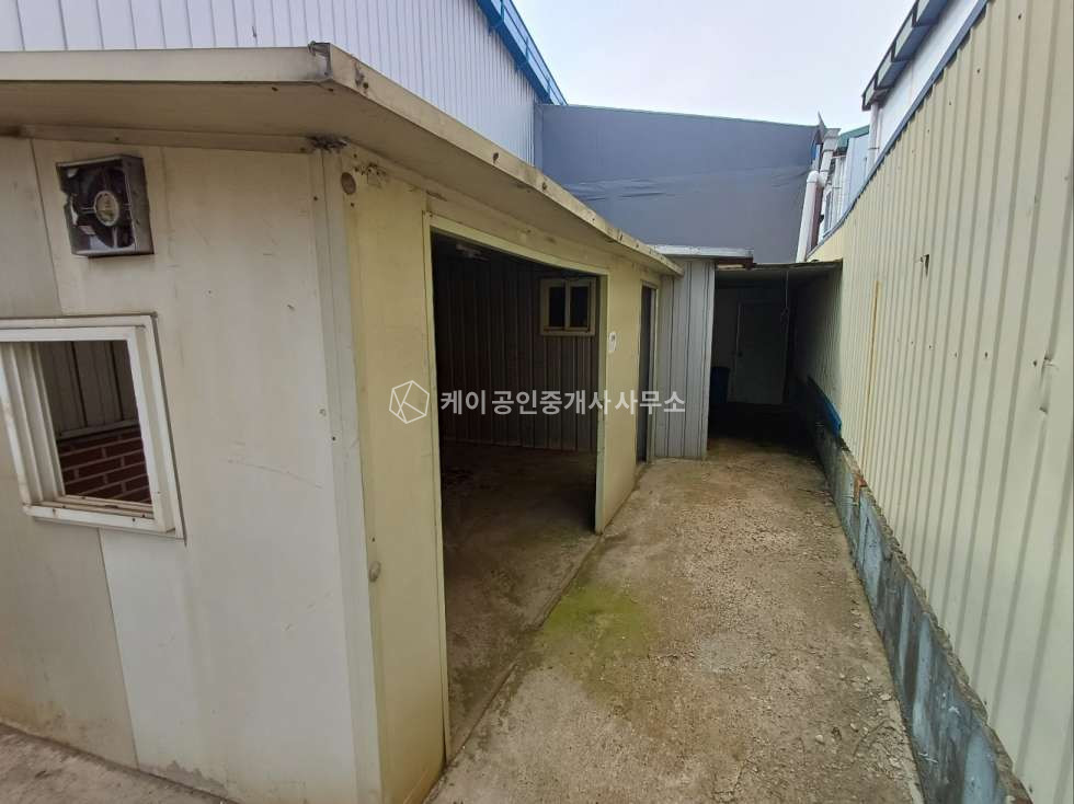 경기 김포시 대곶면 율생리 대곶ic 1.5km, 2차선 도로변, 대지 346p, 건축 130p, 40피ft트레일러 진입 매매 매물번호 12061 사진 12