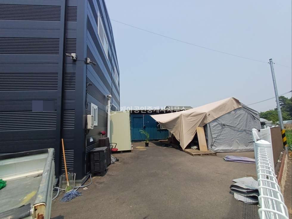 경기 김포시 대곶면 약암리 1동 넓은 단독 마당, 대지 574평, 건평 108평, 트레일러 충분 진입, 대명교차로 인근 매매 매물번호 12132 사진 8