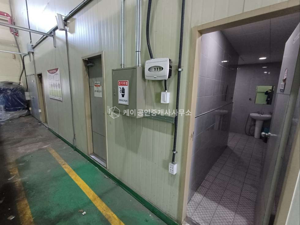 인천 서해구 석남동 연면적 1245평, 대형 물류창고사옥, 넓은 야드, 트레일러 충분 진입, 사무실 126평 매매 매물번호 11827 사진 8