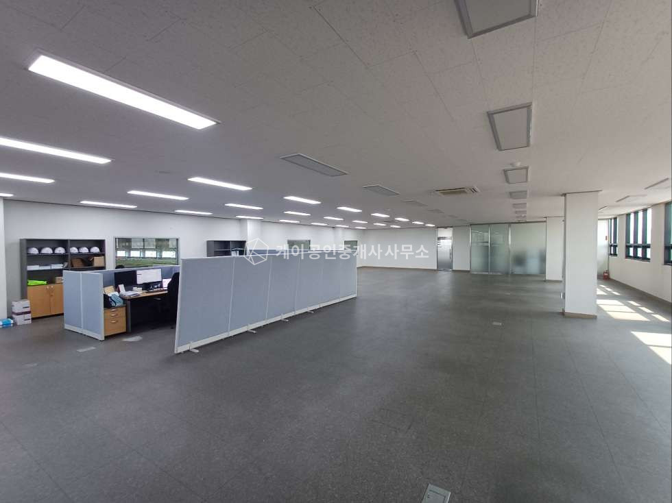 인천 서해구 석남동 연면적 1245평, 대형 물류창고사옥, 넓은 야드, 트레일러 충분 진입, 사무실 126평 매매 매물번호 11827 사진 11