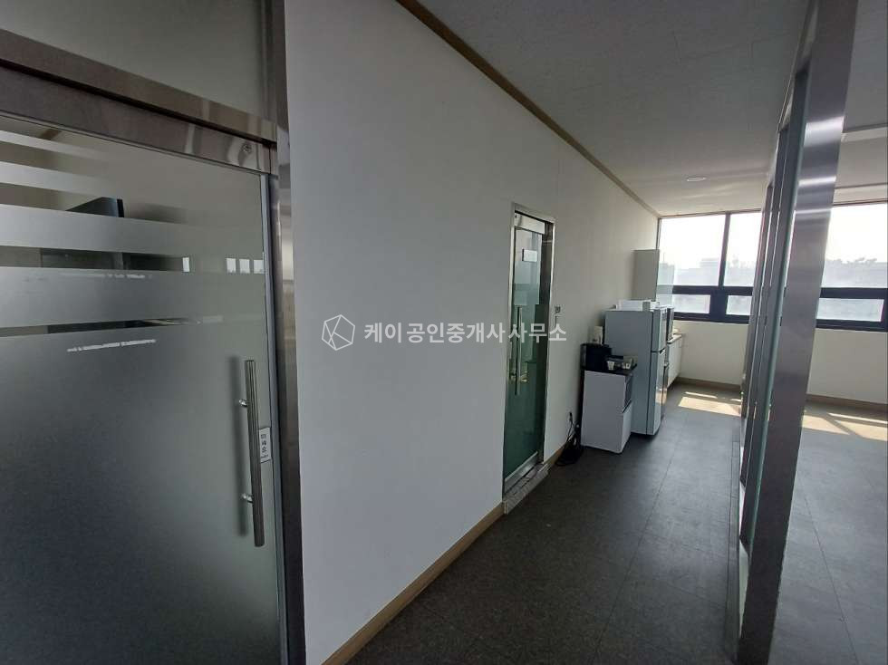 인천 서해구 석남동 연면적 1245평, 대형 물류창고사옥, 넓은 야드, 트레일러 충분 진입, 사무실 126평 매매 매물번호 11827 사진 12