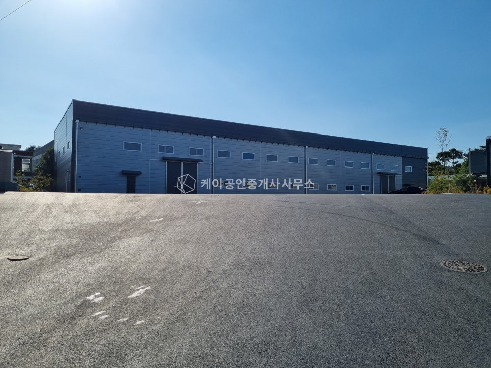 경기 파주시 탄현면 축현리 파주 통건물 400평 창고시설, 신축급 컨디션, 매우 넓은 단독마당, 2차선 도로변 위치 월세 매물번호 12447 사진 1