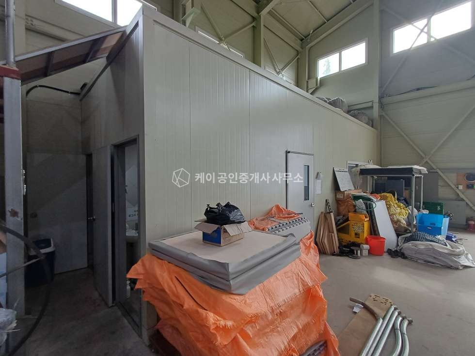 인천 서해구 가좌동 1동 준신축급 깔끔한 공장, 대지 182평, 연 127평, 단층, 층고 8m 매매 매물번호 12483 사진 5