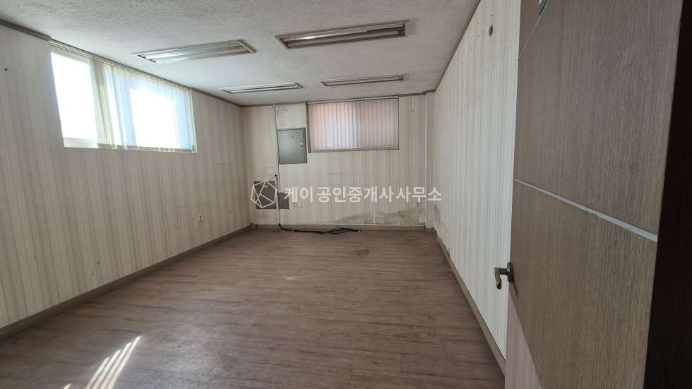 경기 고양덕양구 원당동 나동 덕양구 60평 창고, 내부사무실, 화장실, 3호선 원당역7분거리,단독마당,대형차량 진입가능 월세 매물번호 11599 사진 2