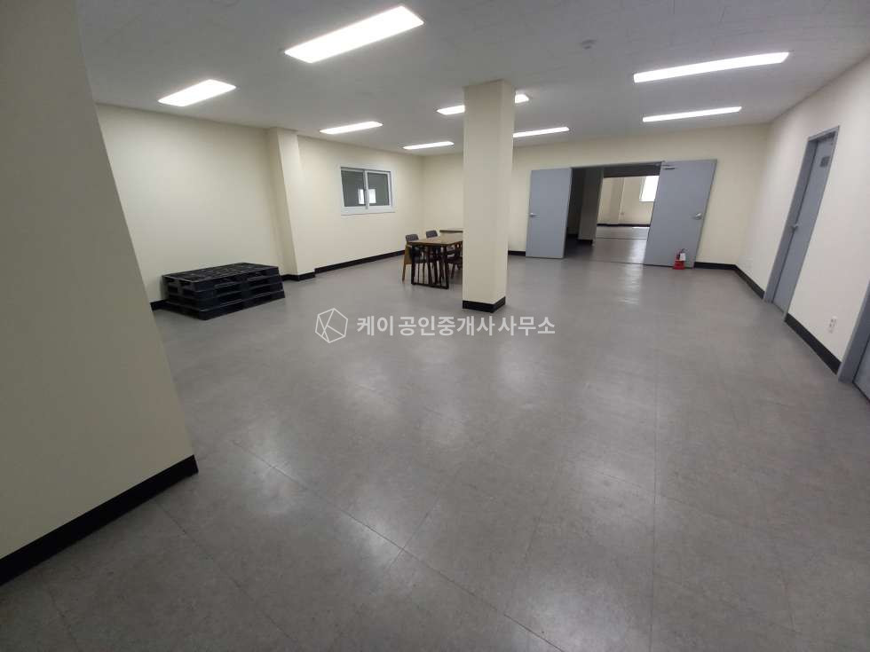 인천 서해구 원창동 북항 초입 관리 잘된 단독공장, 연 700평, 내부사무실, 대형차량 진입가능 월세 매물번호 12998 사진 9