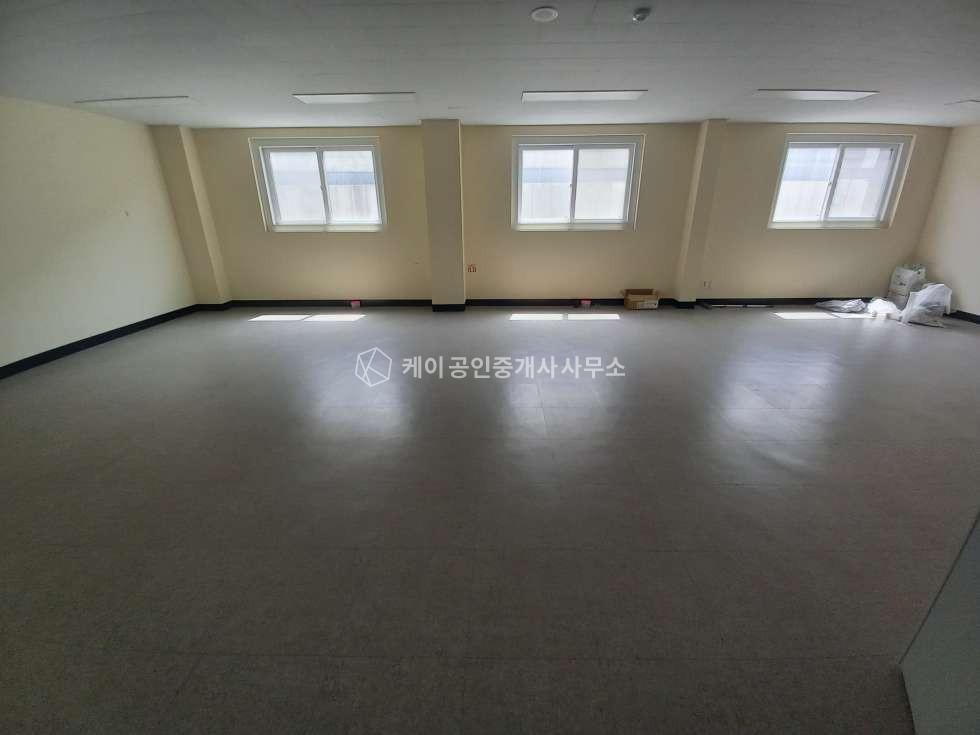 인천 서해구 원창동 북항 초입 관리 잘된 단독공장, 연 700평, 내부사무실, 대형차량 진입가능 월세 매물번호 12998 사진 11