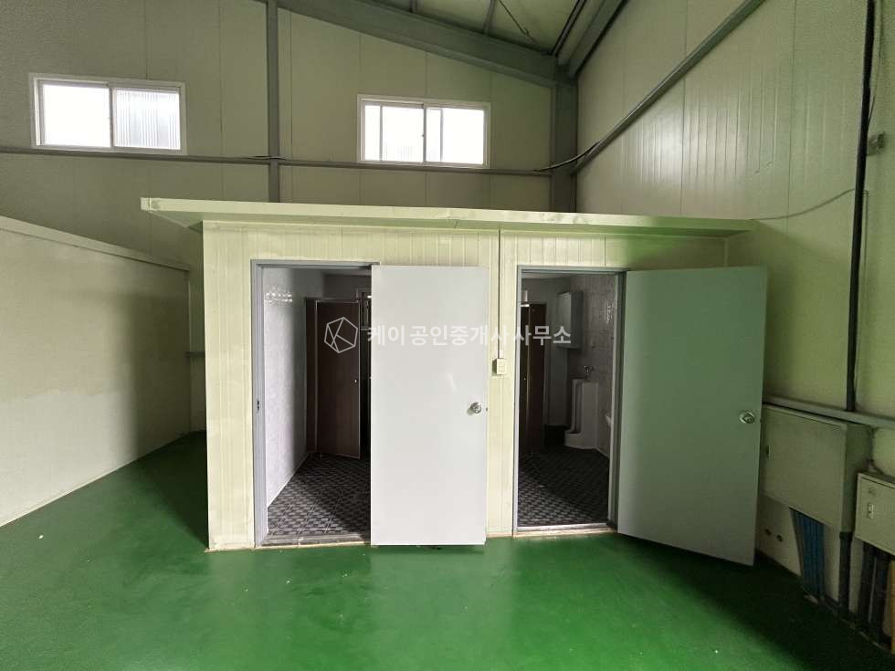 경기 파주시 광탄면 분수리 광탄면 219평 공장, 내부 사무실, 깨끗하게 관리됨, 즉시 입주 가능 월세 매물번호 11099 사진 3